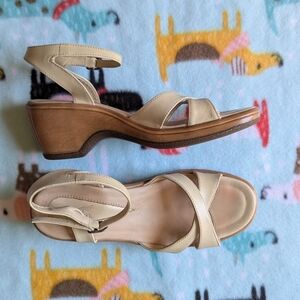 Dansko Beige Sandals Size 39 EU Or 8.5-9 US Small Heel Adjustable Ankle Strap